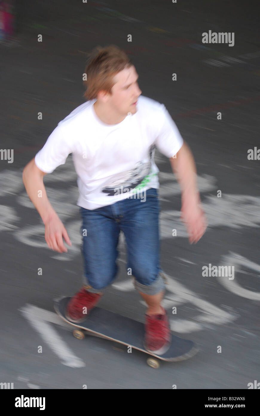 Skateboard tricks formatori urban sporcizia interna della città di sfocatura di velocità Foto Stock