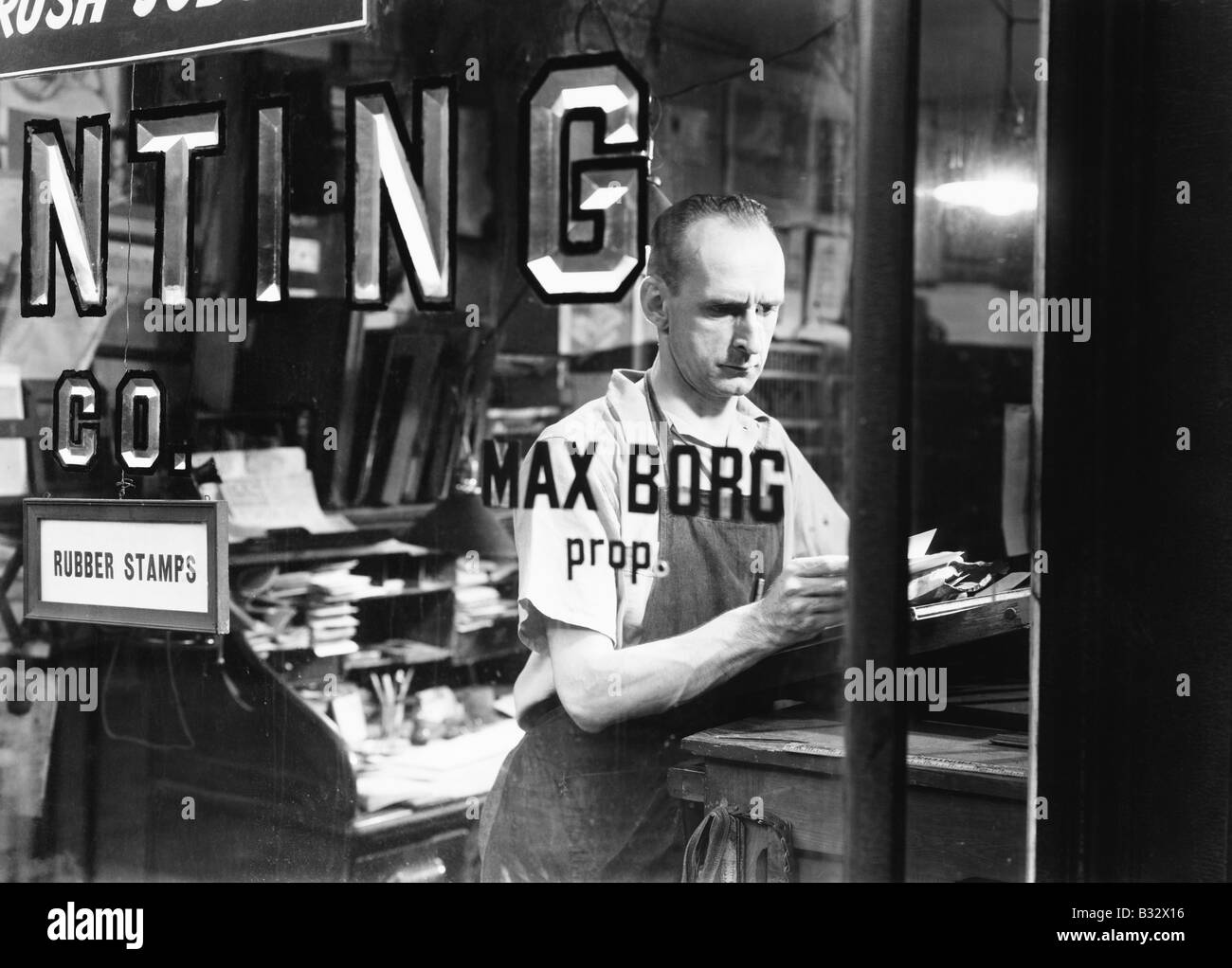 Uomo al lavoro nel suo negozio Foto Stock