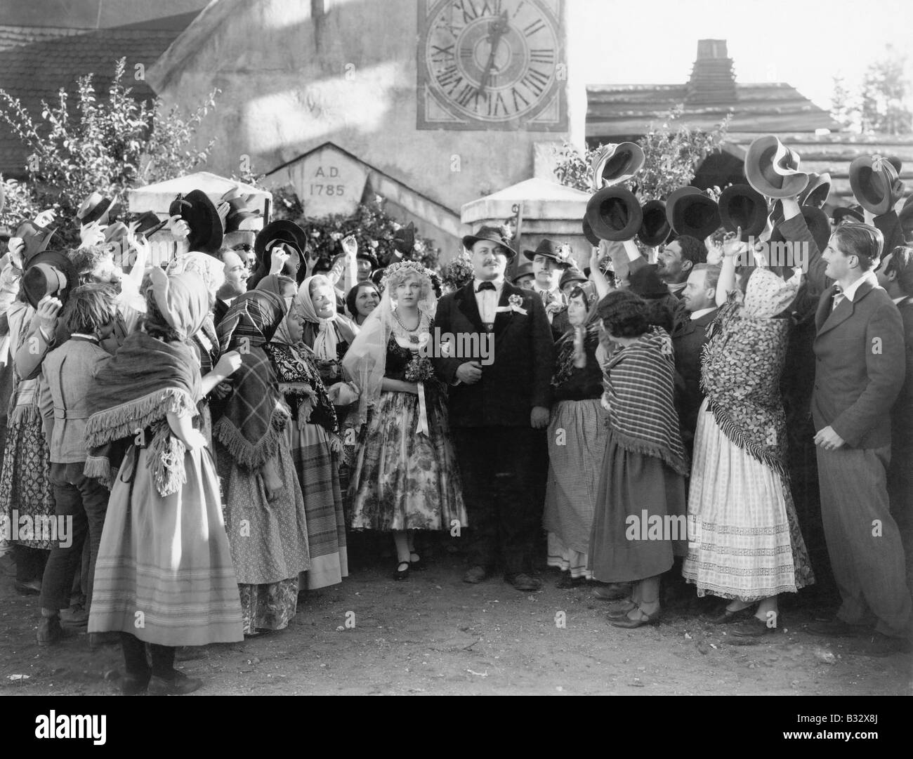 Sposa e lo sposo a piedi attraverso una festa di nozze Foto Stock