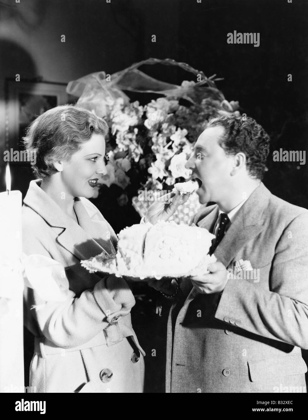 Alimentazione di una donna un uomo un pezzo di torta Foto Stock