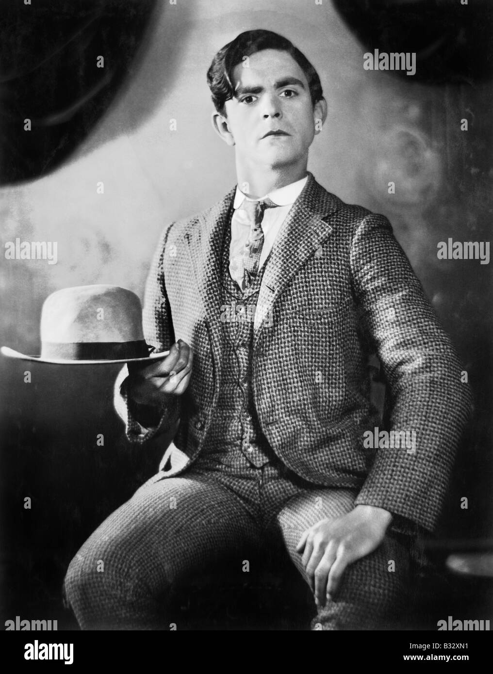 Un uomo in posa con il suo cappello Foto Stock