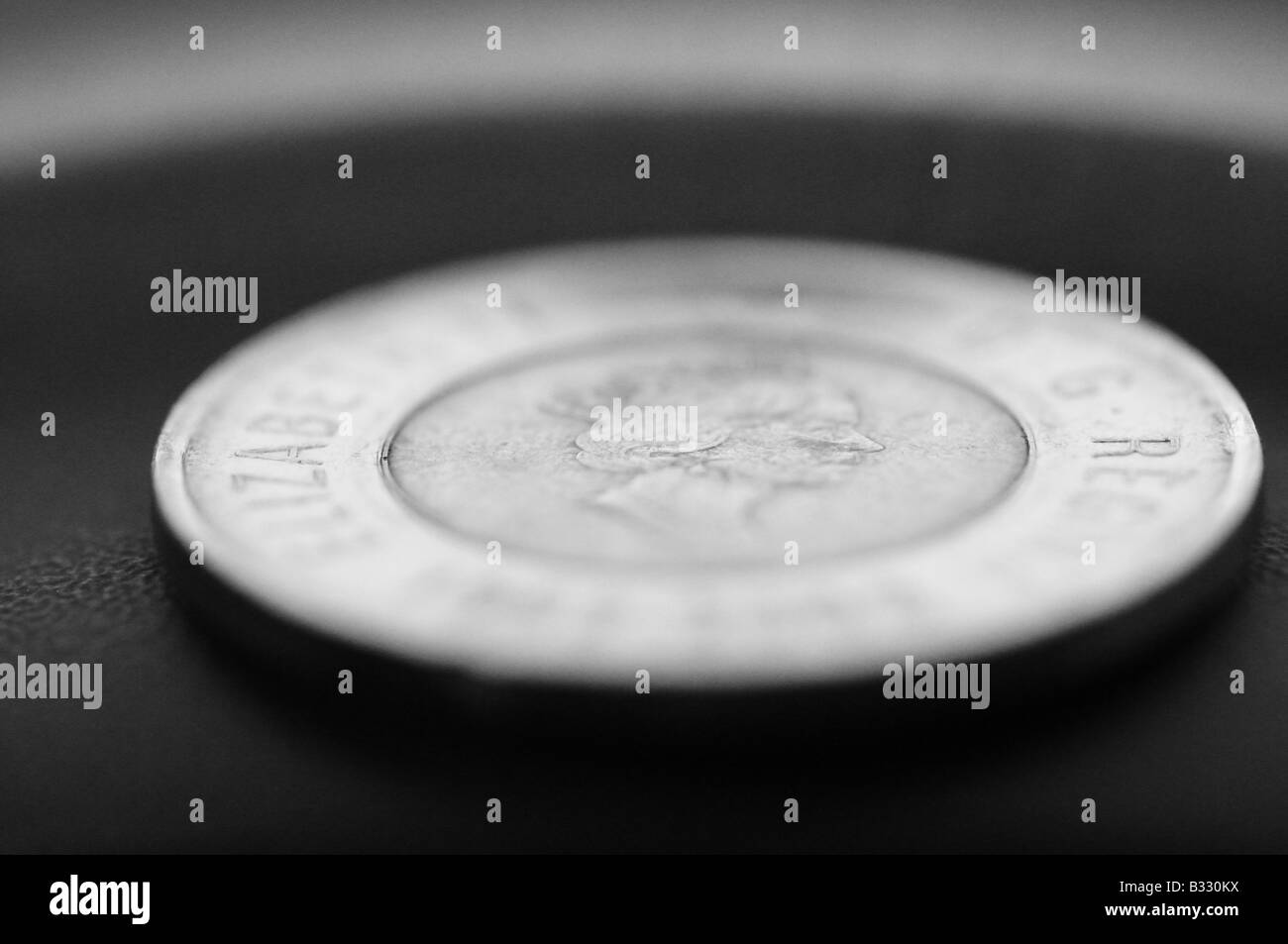Un close-up immagine in bianco e nero di denaro canadese due dollari moneta, chiamato anche tooney, con la regina Elisabetta d'Inghilterra Foto Stock