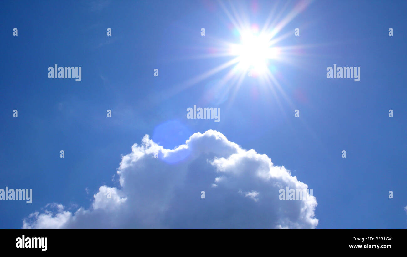 nuvole con il sole Foto Stock