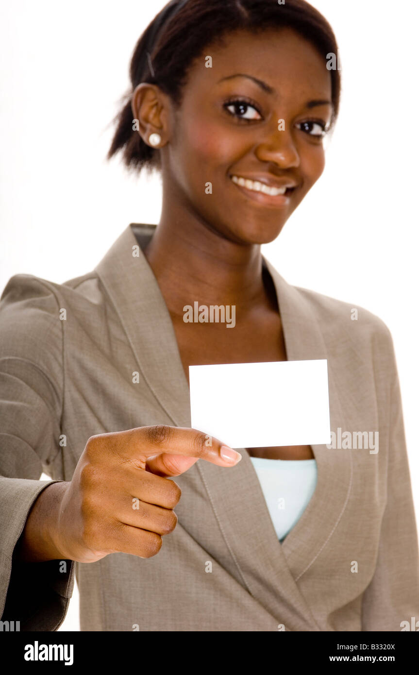 Una giovane donna nera contiene fino a business card Foto Stock