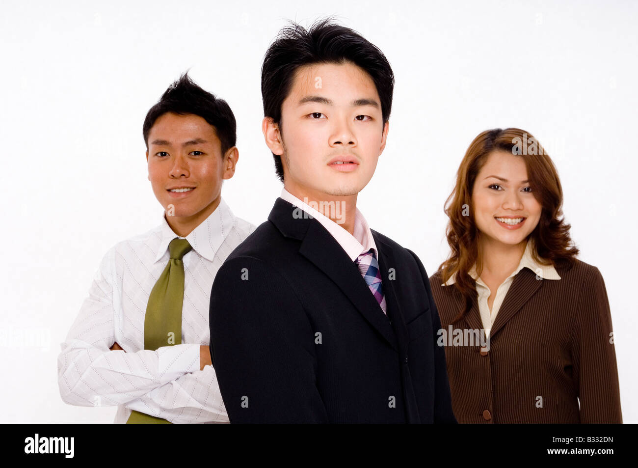 Tre giovani professionisti su sfondo bianco Foto Stock