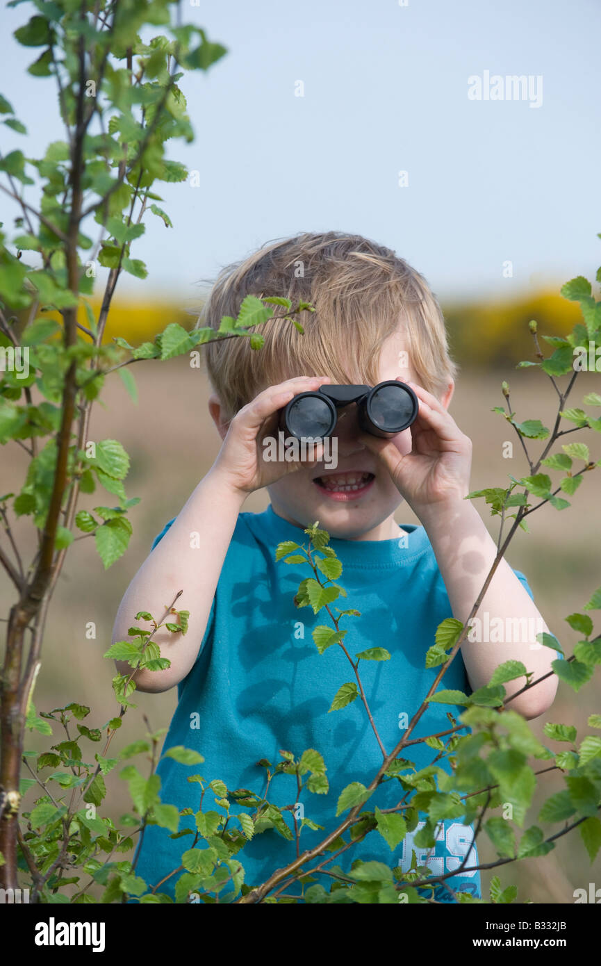 Bambino 3 yr old boy bird watching su heath Norfolk Aprile Foto Stock