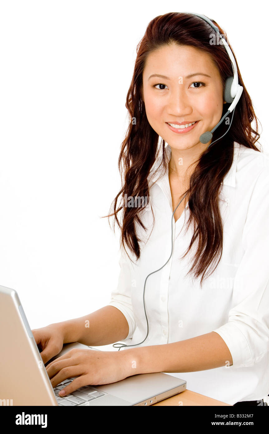 Un attraente giovane donna asiatica con un cordiale sorriso Foto Stock