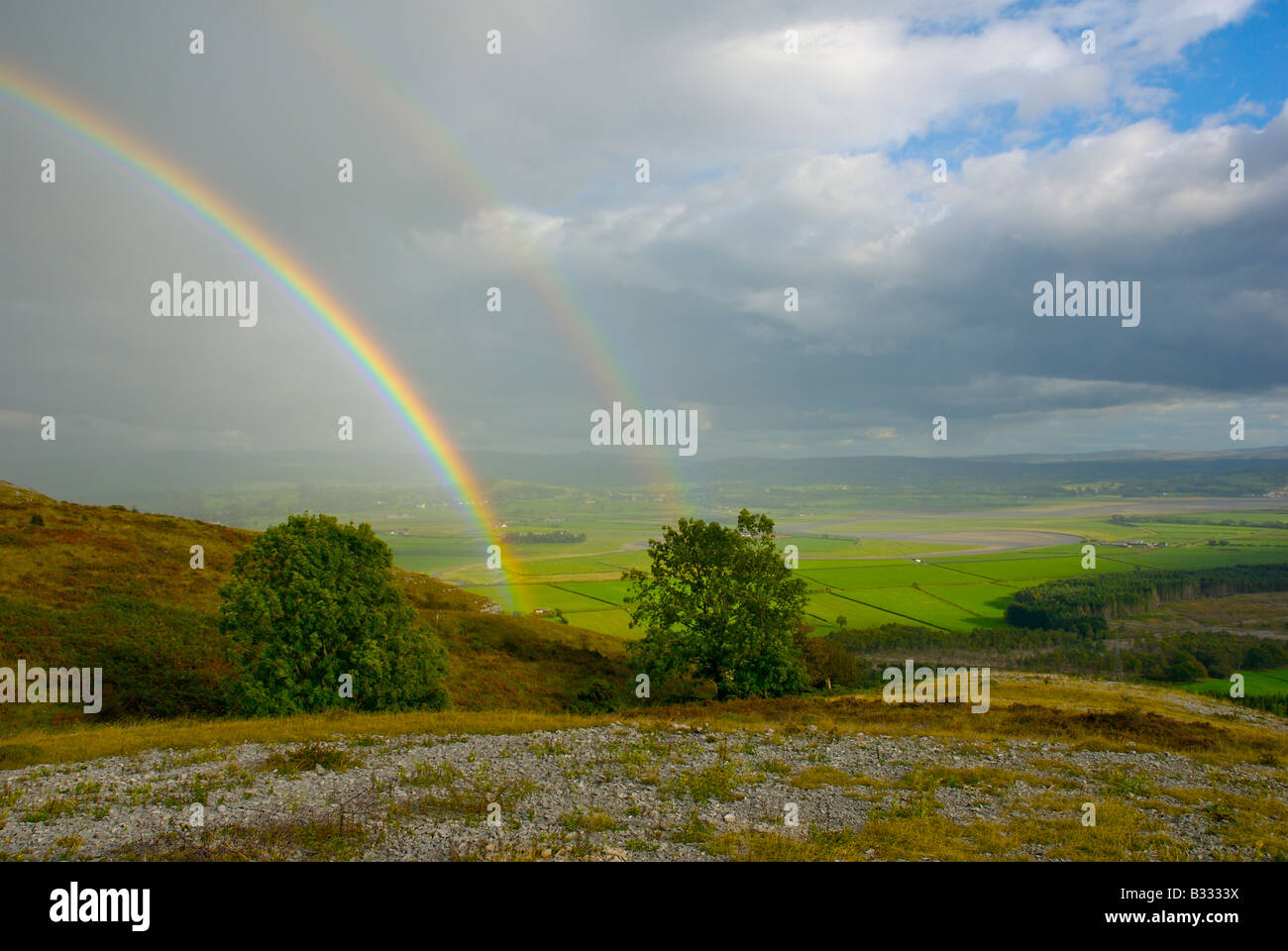 Rainbow su Foulshaw Moss e Kent Estuary, da Whitbarrow cicatrice, South Lakeland, Cumbria, England Regno Unito Foto Stock