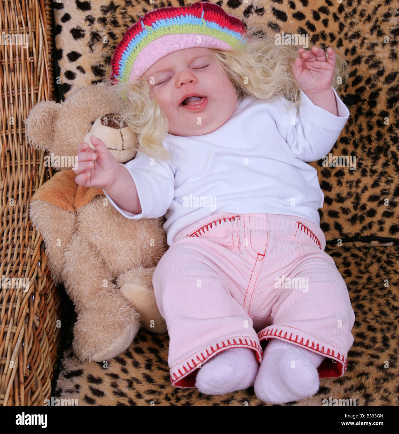Schiusi bambino con una parrucca e un orso di peluche Foto Stock