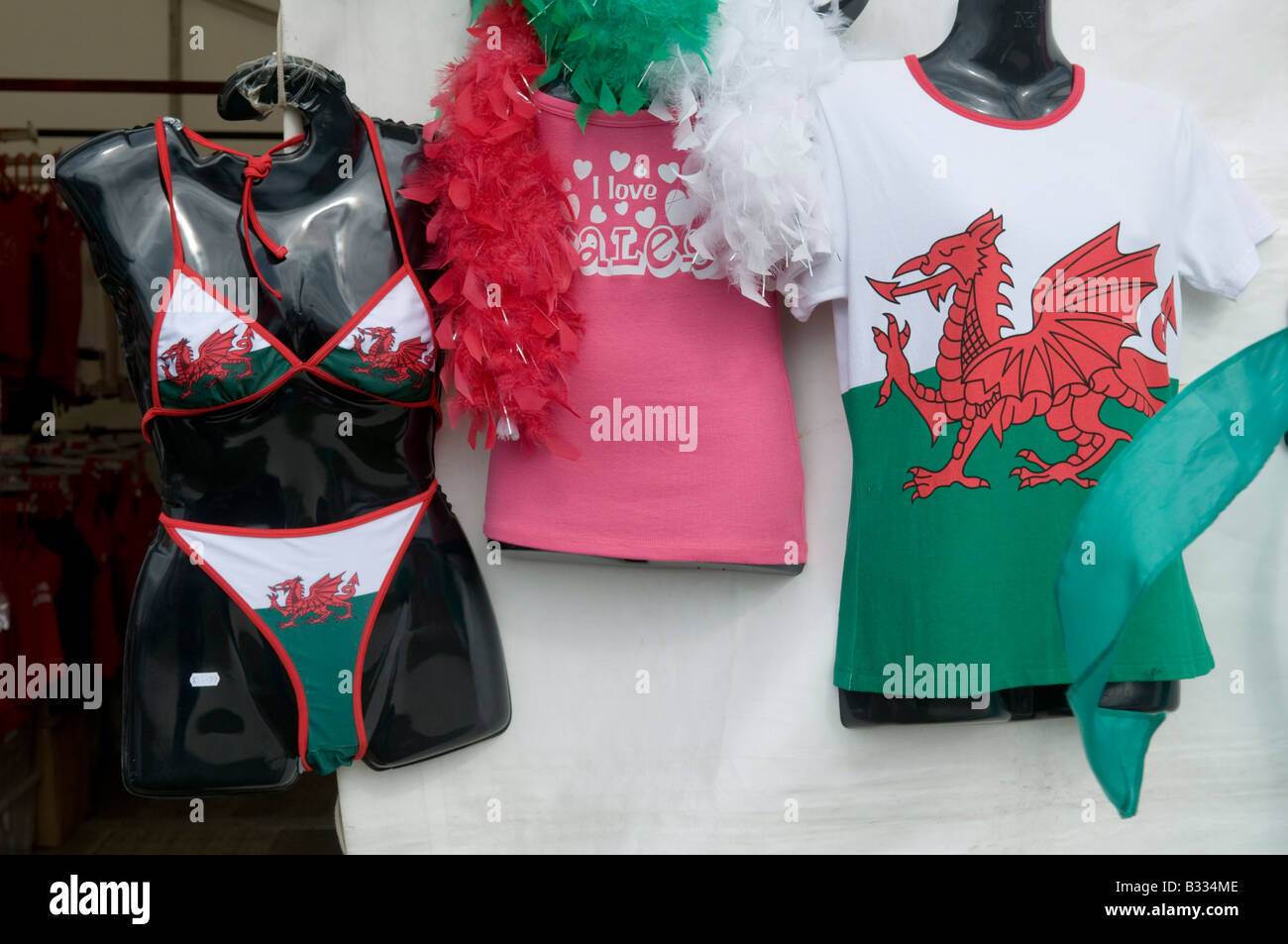 Welsh souvenir cimeli ricordo con drago rosso emblema per la vendita a livello nazionale Eisteddfod del Galles Cardiff Agosto 2008 Foto Stock