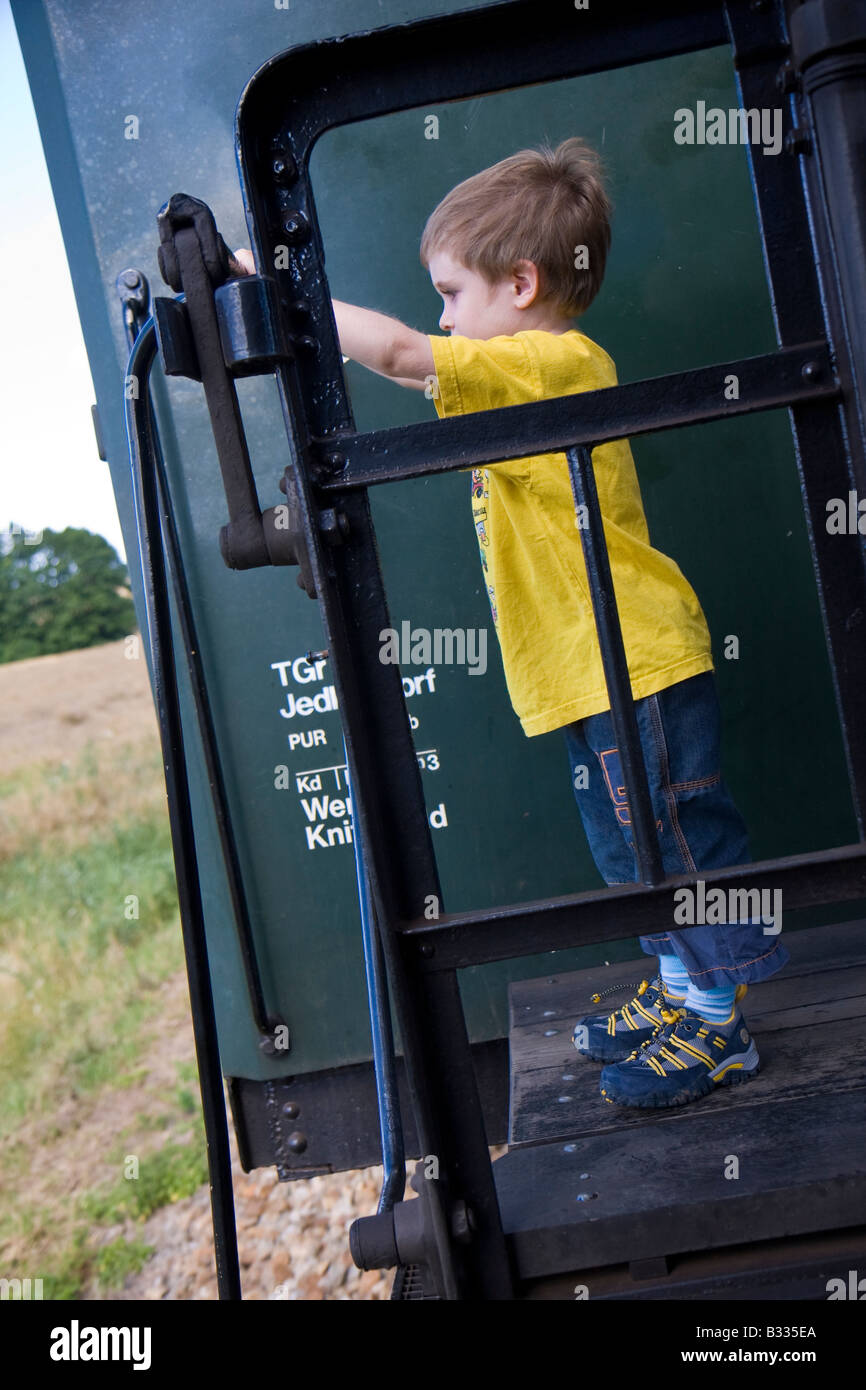 Little Boy travles con nostalgico treno linea Reblausexpress tra Retz e Drosendorf Foto Stock