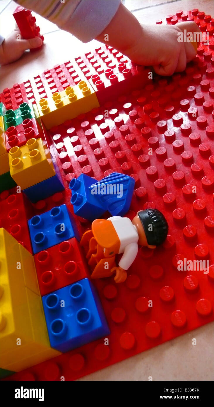 Little Boy a giocare con i mattoncini Lego Foto Stock