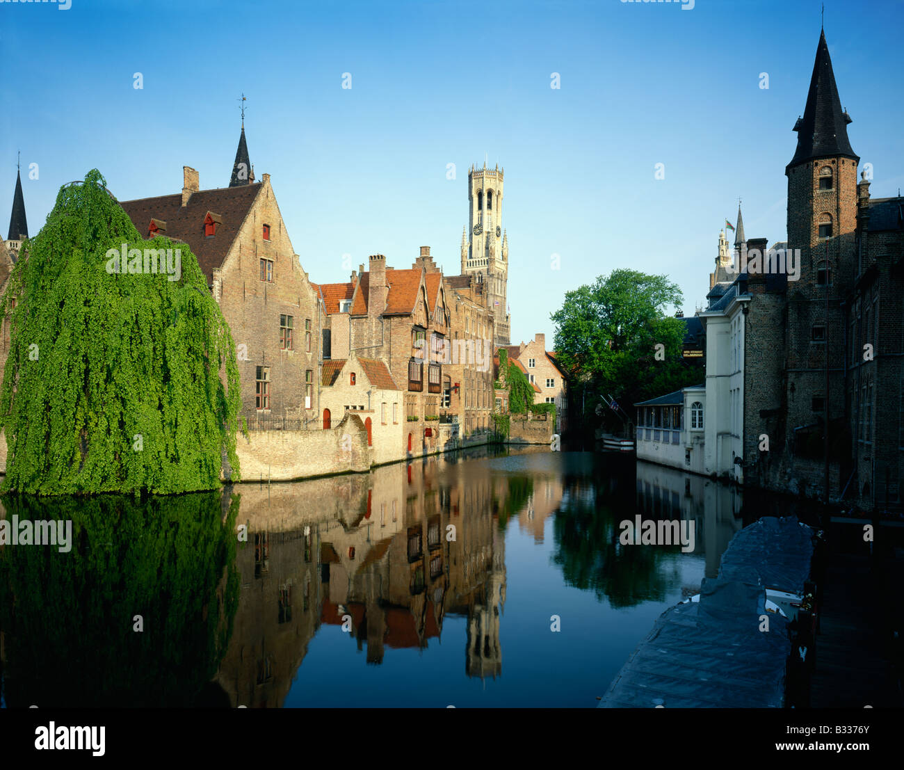 Belgio Brugge Il Belfy relected nel canal Foto Stock