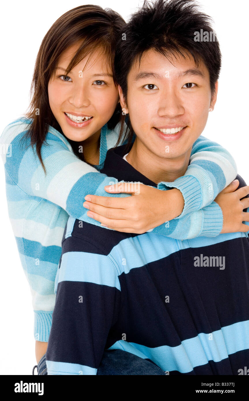 Un amorevole giovane coppia asiatica Foto Stock