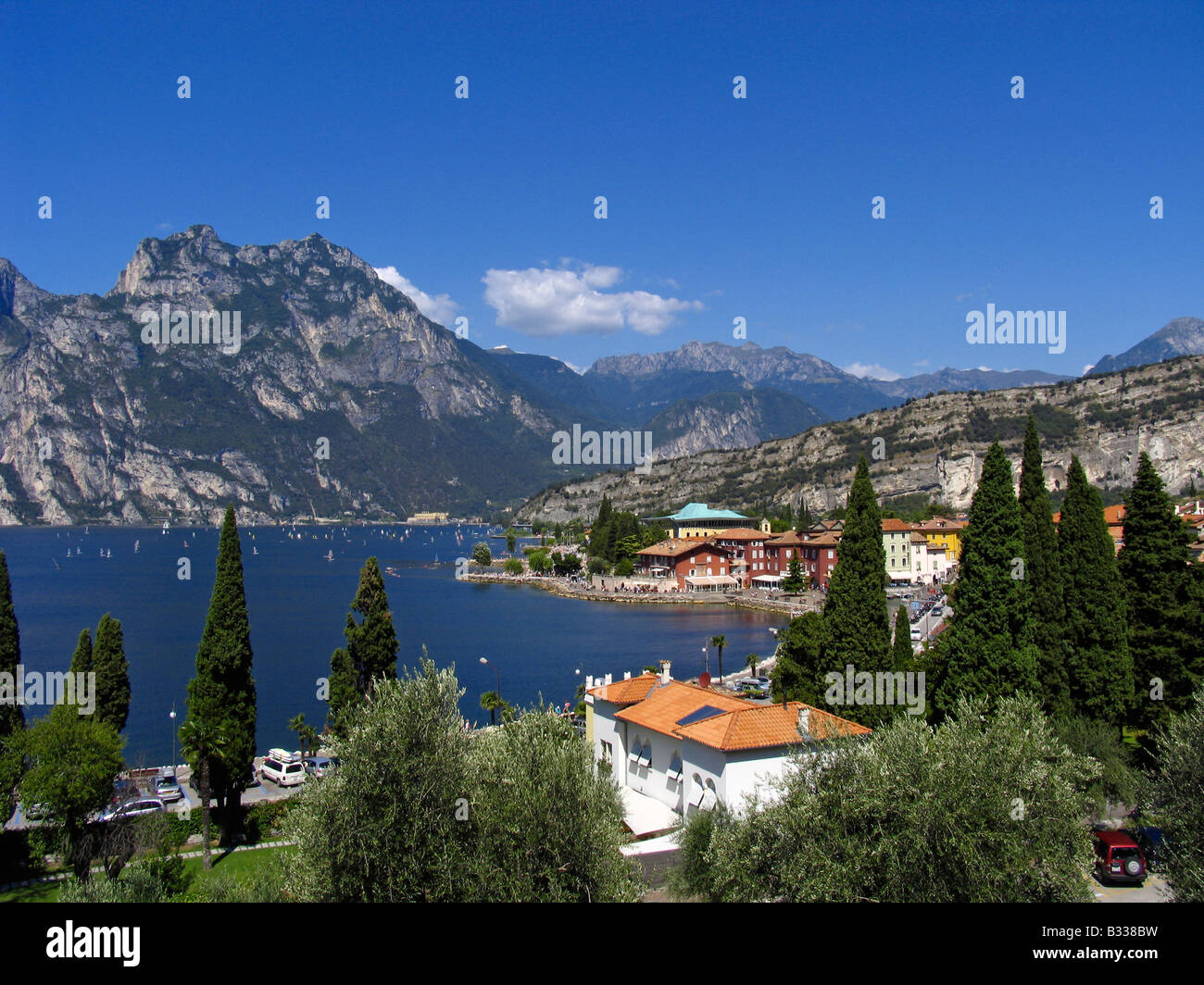 Panoramica a Torbole sul lago di Garda, Italia Foto Stock