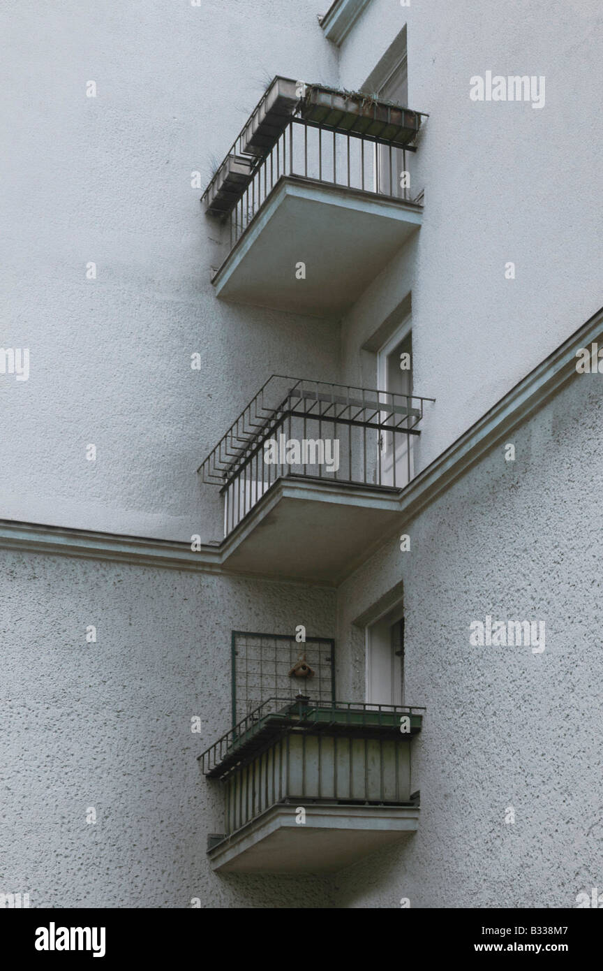 Balcone angolo in un edificio viennese di comuni Foto Stock