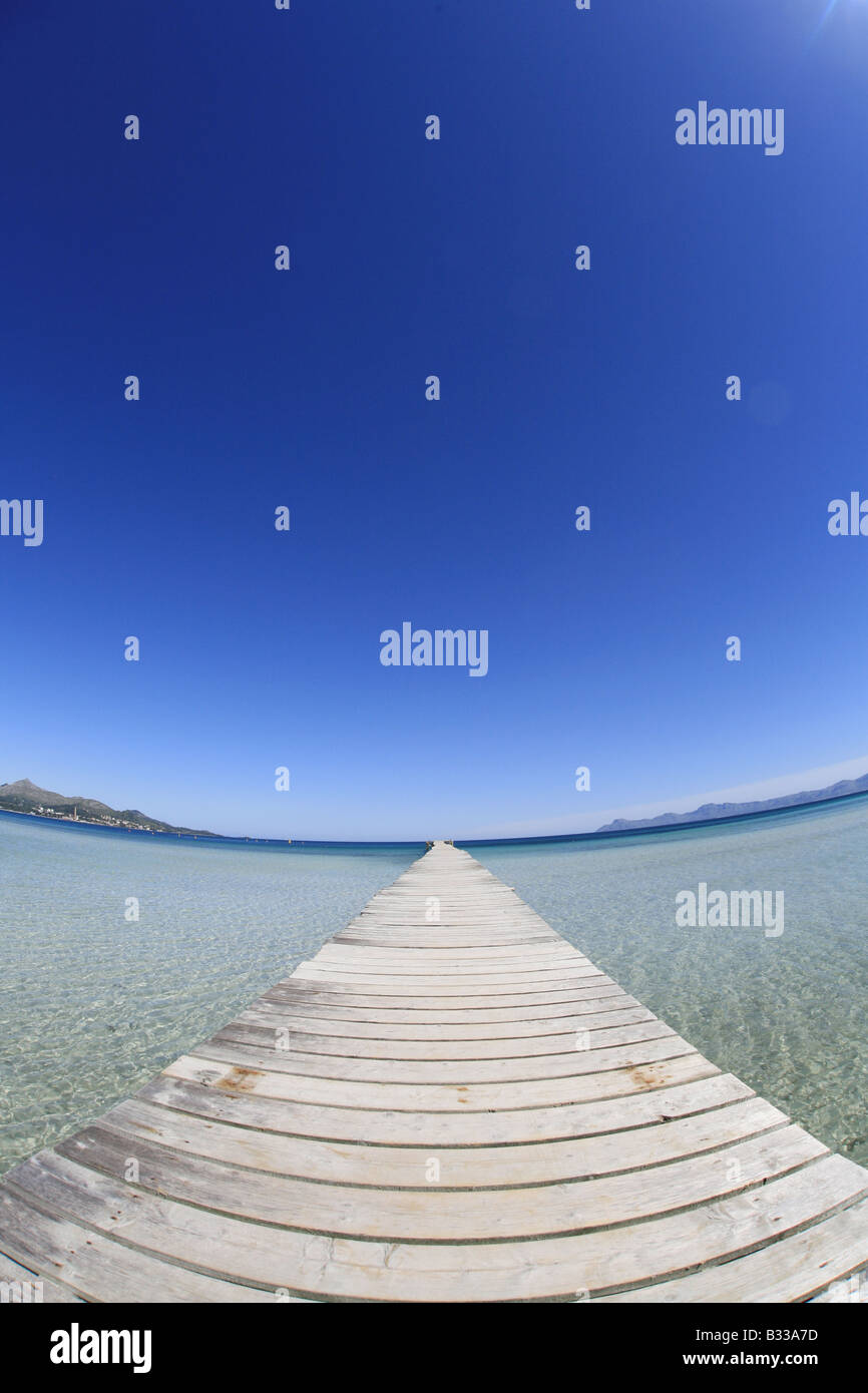Passerella al mare blu Foto Stock