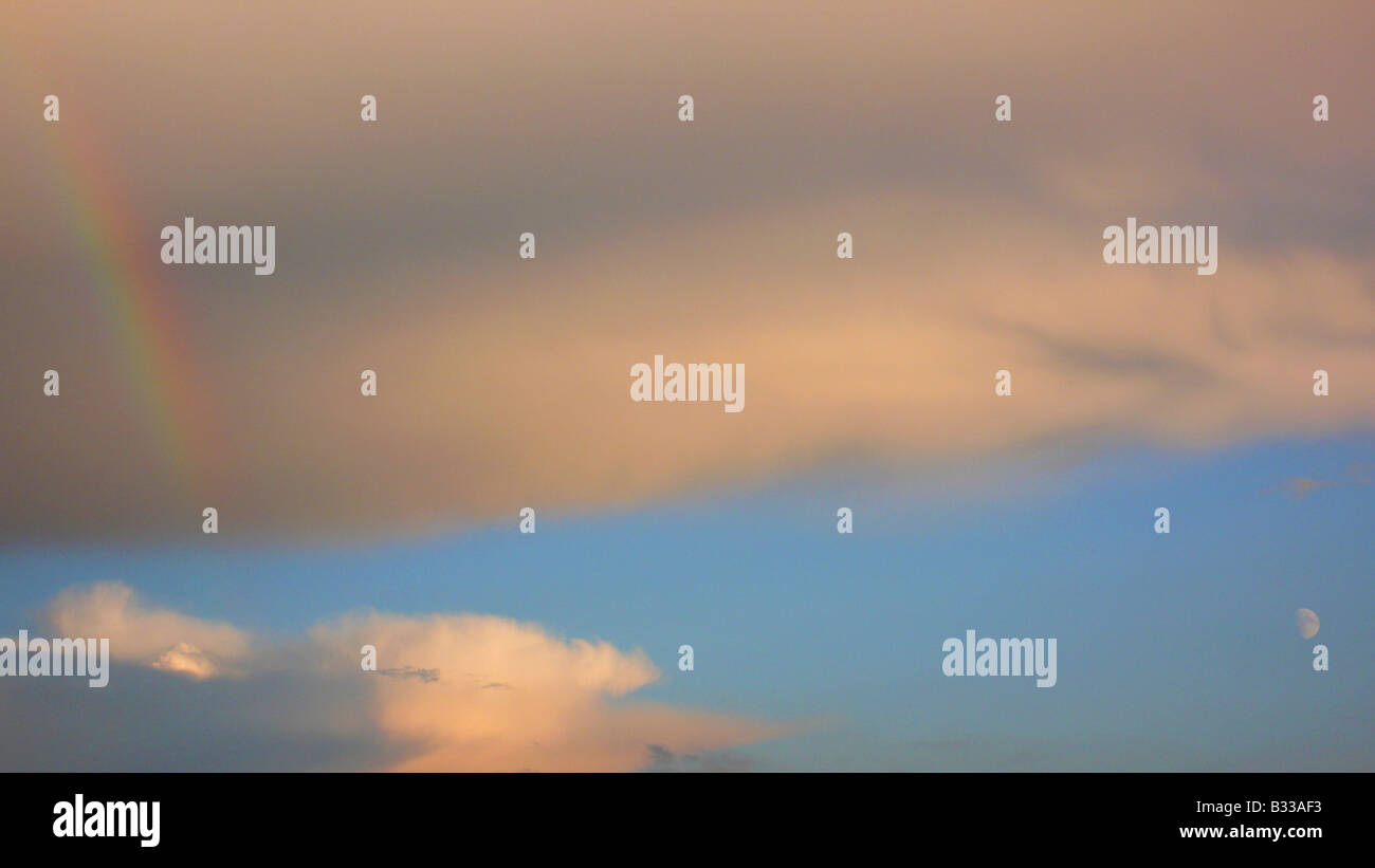 Rainclouds con luna e rainbow Foto Stock