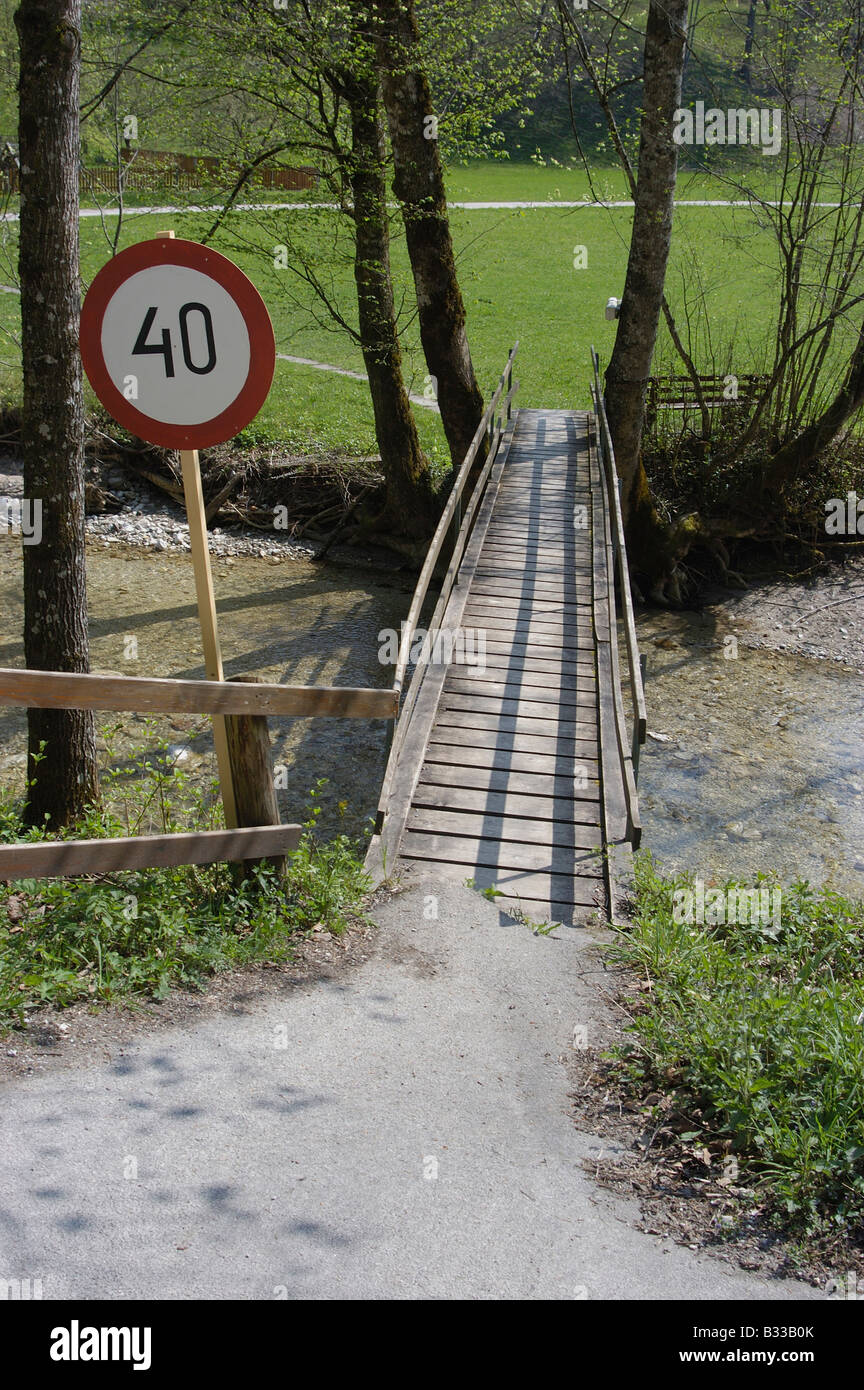 La limitazione di velocità sul lungomare su greco Foto Stock