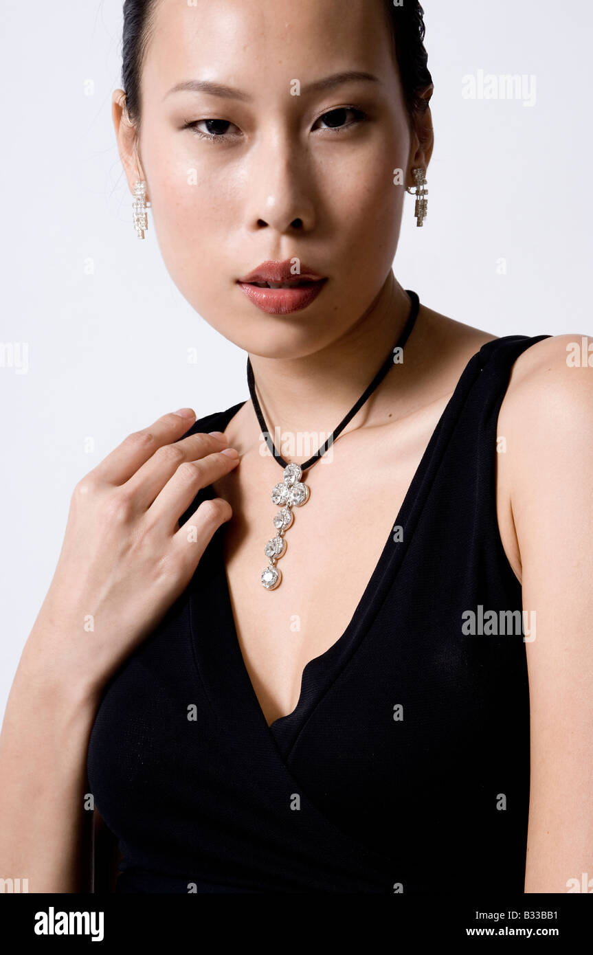 Un ritratto di uno splendido modello asiatico in nero Foto Stock