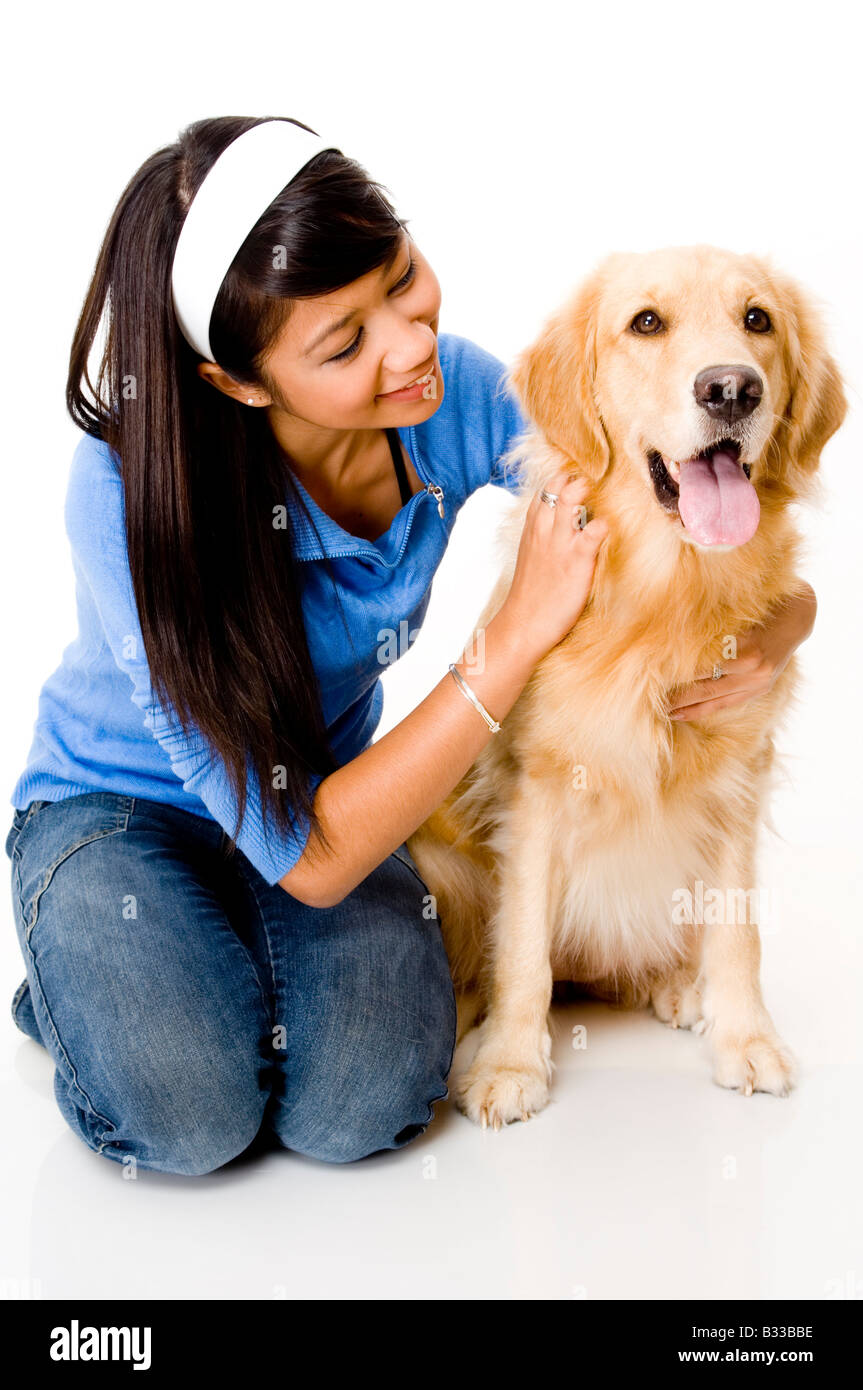 Una bella giovane donna asiatica con il suo bellissimo golden retreiver cane Foto Stock