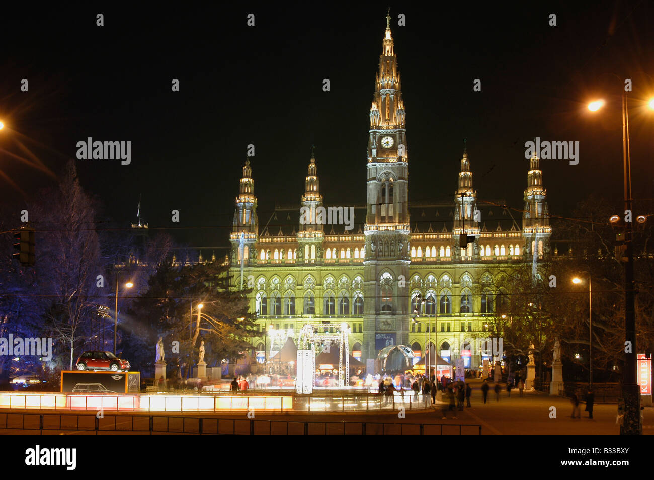 Viennese sogno di ghiaccio presso la piazza del municipio di sera Foto Stock