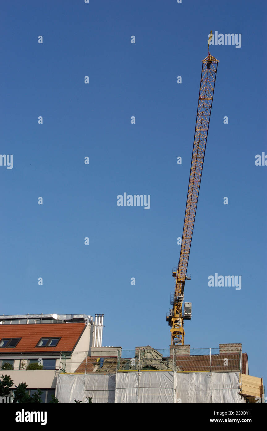 Gru da cantiere di fronte blu cielo Foto Stock