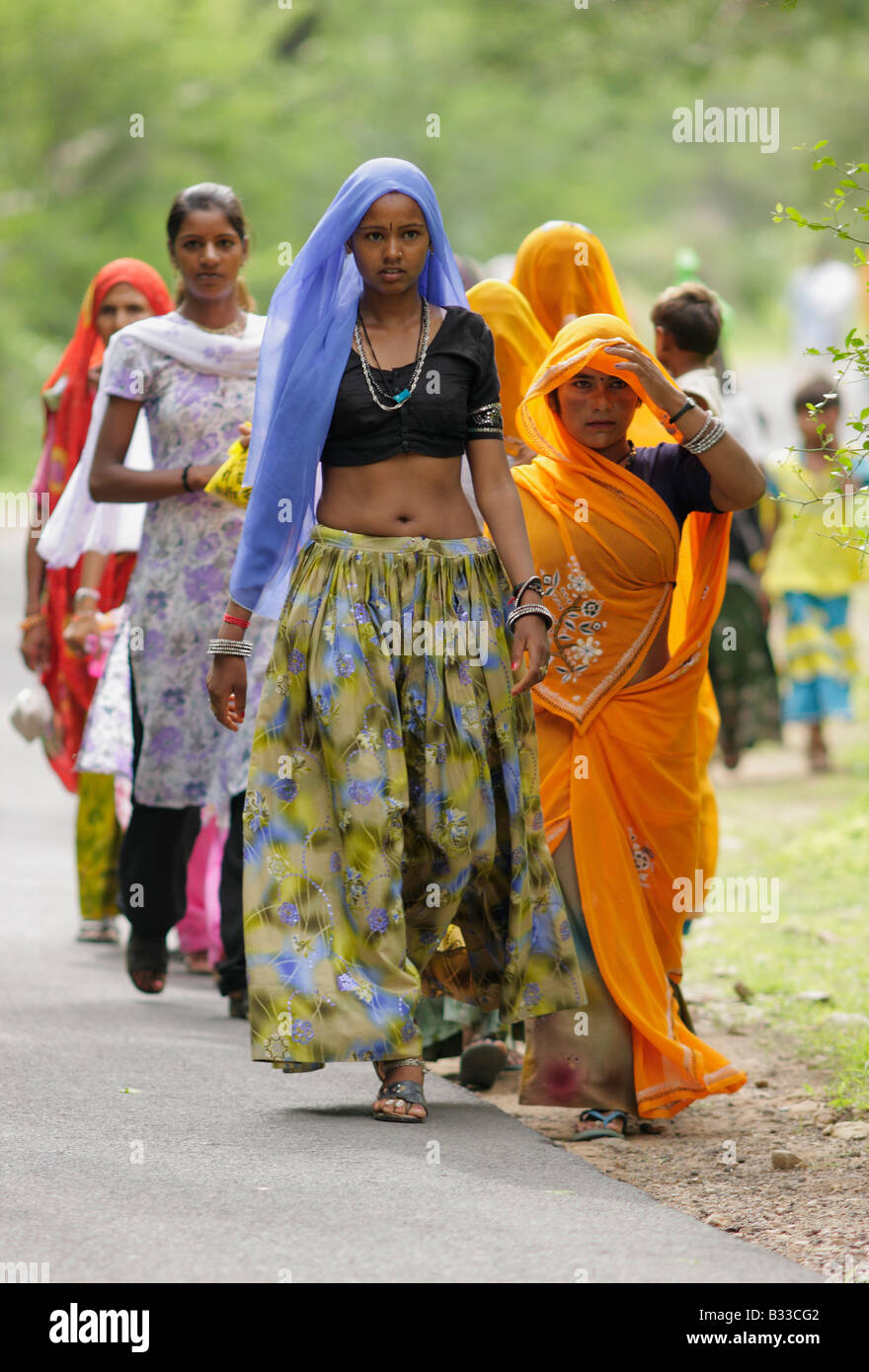 Rajasthani ladies fanno il loro cammino verso un tempio a Ranthambhore fort. Foto Stock