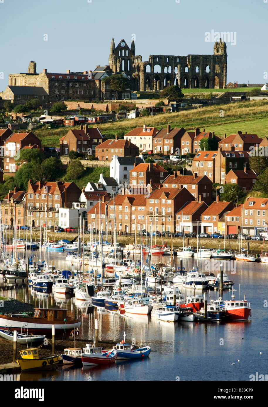 Whitby Abbey e del porto Foto Stock