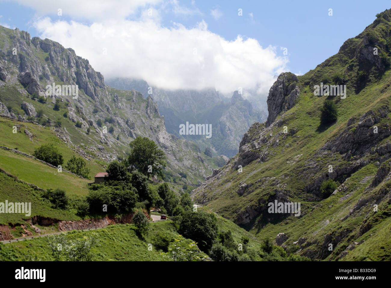 La discesa da SOTRES A ARENAS Picos de Europa 2 ore per un ciclo di 30 minuti per scorrere verso il basso Foto Stock