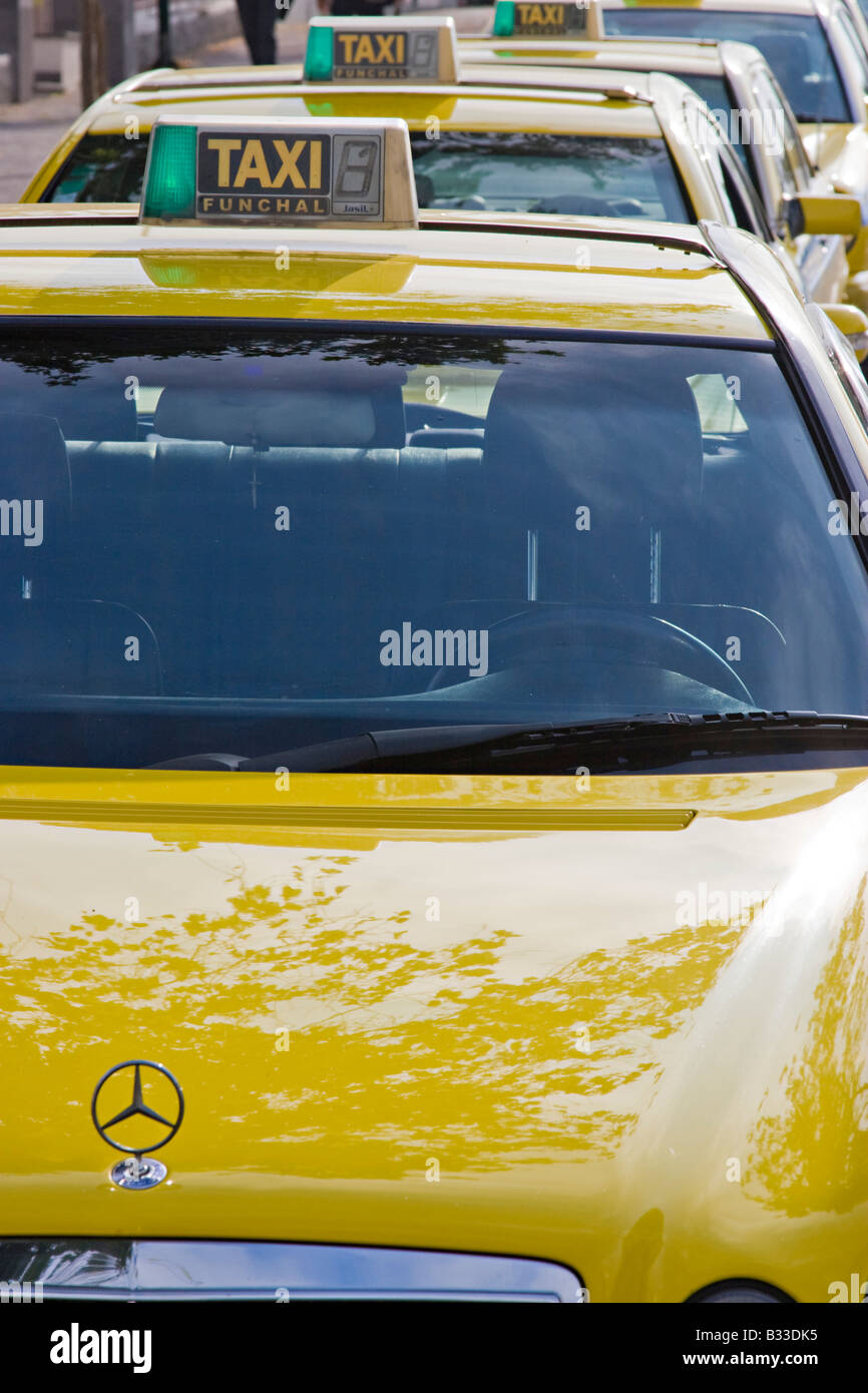 Di colore giallo brillante Funchal Taxi Foto Stock