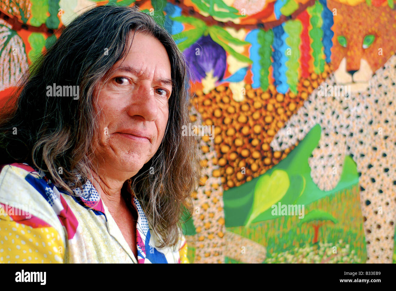 Un artista colombiano si prende una pausa dal vendere i suoi quadri in immensamente creativa e bella città di Santa Fe in New Mexico. Foto Stock