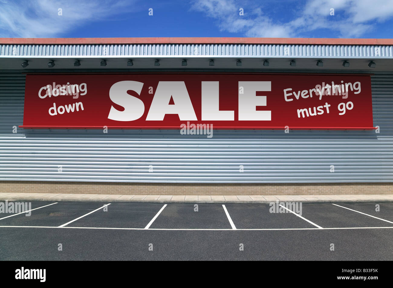 Edificio di vendita al dettaglio con un banner sul lato esterno per una chiusura di vendita buona immagine per concetti di recessione Foto Stock