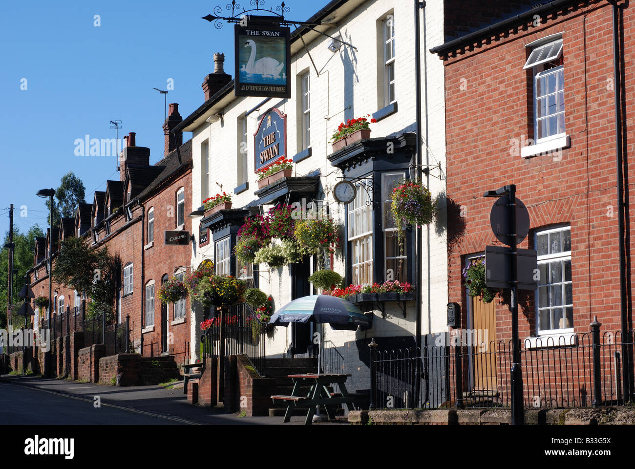 Swan Street e il pub Swan, Alvechurch, Worcestershire, England, Regno Unito Foto Stock