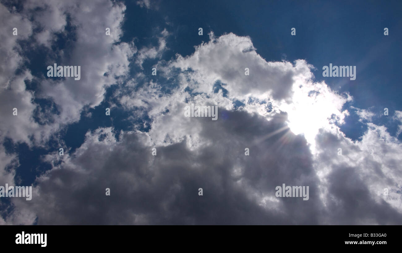 Drammatica cielo blu scuro e retroilluminazione di dark soffici nuvole Foto Stock