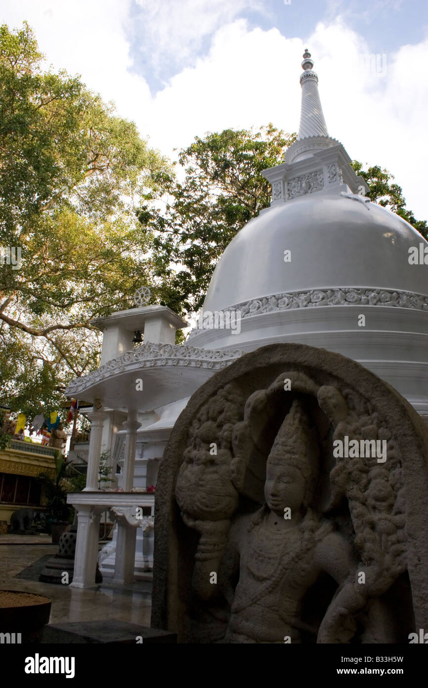 Statua del Buddha di fronte a uno stupa nel tempio Asokaramaya, Colombo, Sri Lanka, Sud Asia. Foto Stock