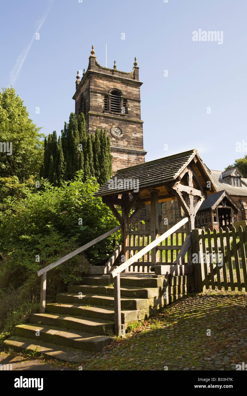 Regno Unito Cheshire Knutsford Rostherne Village St Marys chiesa con 1640 Chiusura automatica porta lych Foto Stock