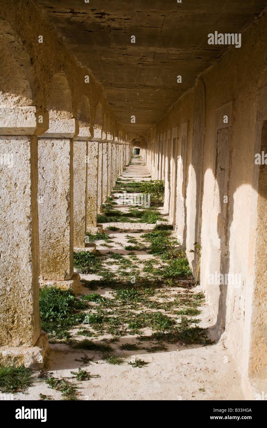 Nossa Senhora do Cabo santuario barocco, in Cape Espichel. Pellegrino filoni portici. Vecchia area di negozi. Sesimbra, Portogallo. Foto Stock