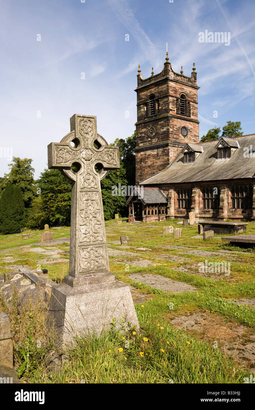 Regno Unito Cheshire Knutsford Rostherne Village St Marys Chiesa celtica lapide a croce nel sagrato della chiesa Foto Stock