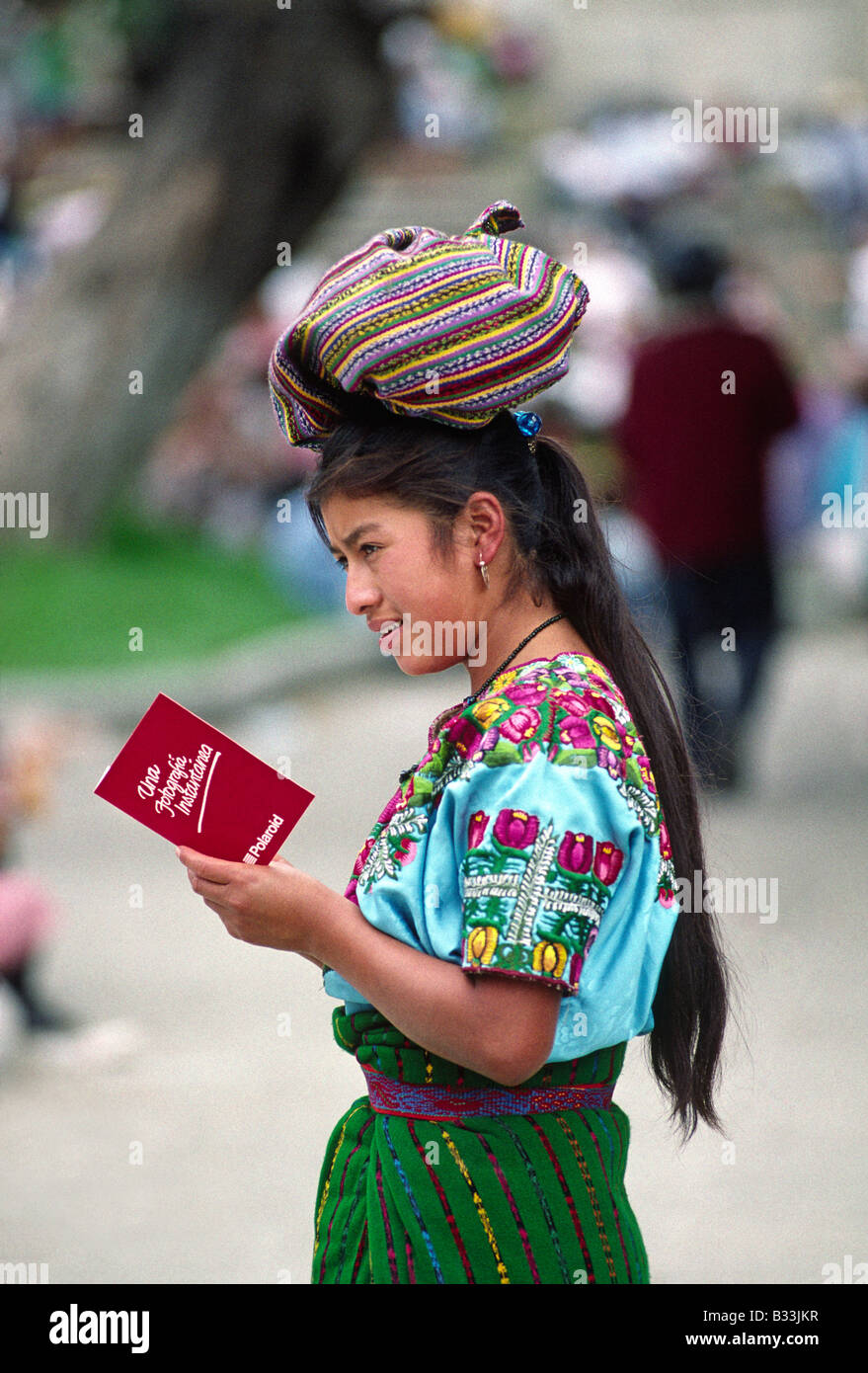 Un nativo guatemalteco donna indigena guarda una foto polorid di se stessa Antigua Guatemala Foto Stock