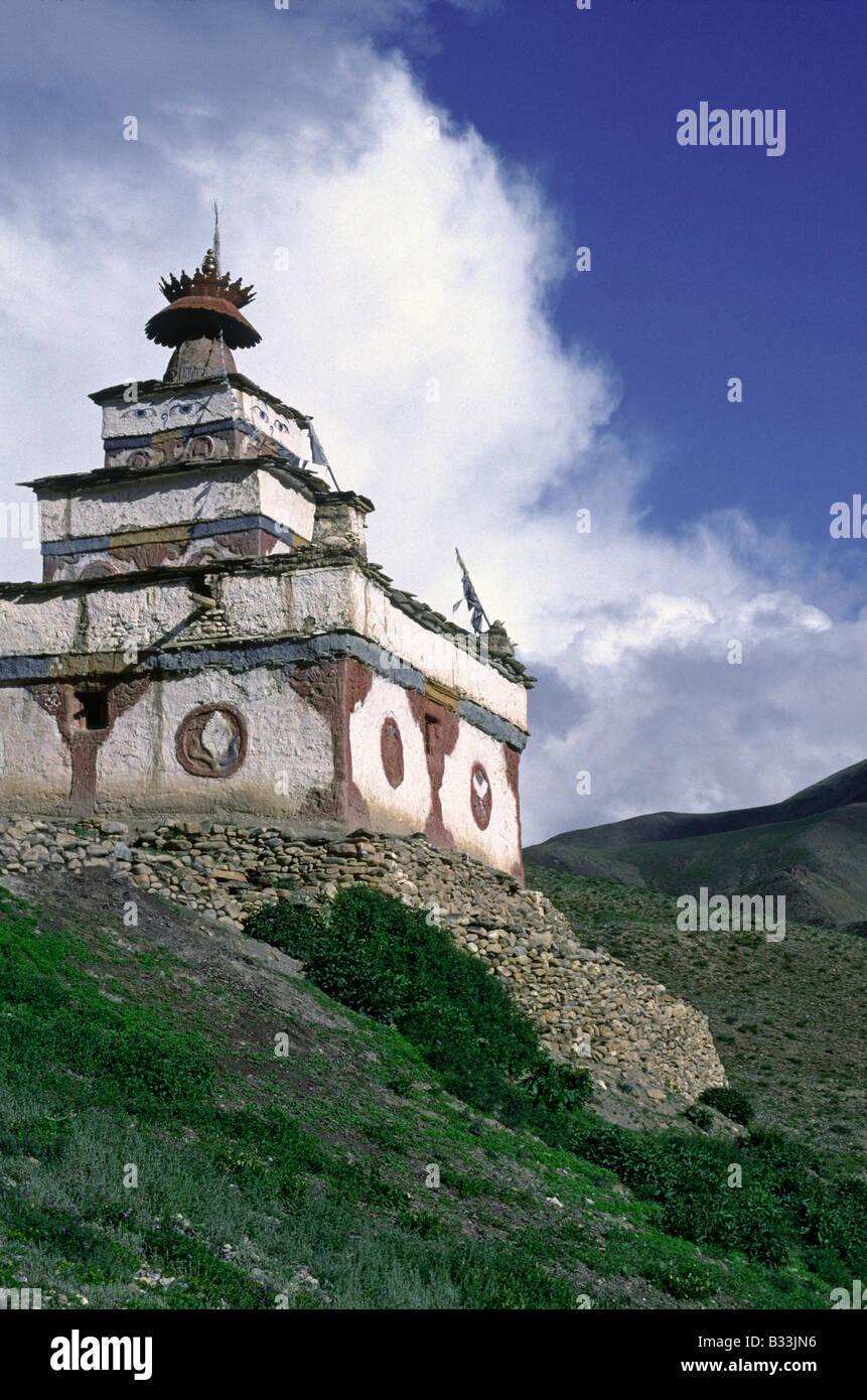 Buddista tibetano guru del monastero e la sua CHORTENS sedersi al di sopra del DO TARAP VALLEY DOLPO NEPAL Foto Stock