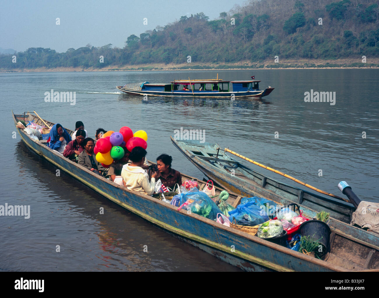 Laos Luang Prabang fiume Mekong il trasporto pubblico di persone in attesa in una piccola imbarcazione per tornare al villaggio lungo il fiume Foto Stock