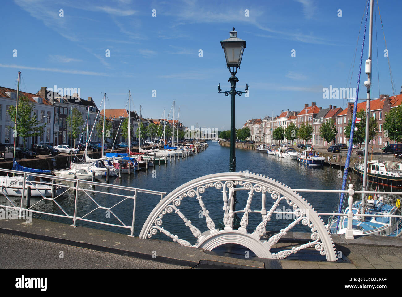 Vista da Spijcurbrug affacciato Kinderdijk Rouaansekaai e nel centro della città di Middelburg Zeeland Paesi Bassi Foto Stock