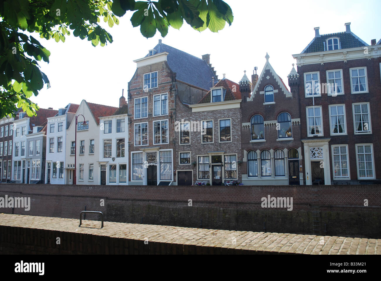 Tipiche case olandesi lungo la diga di Middelburg, Paesi Bassi Zeeland Foto Stock
