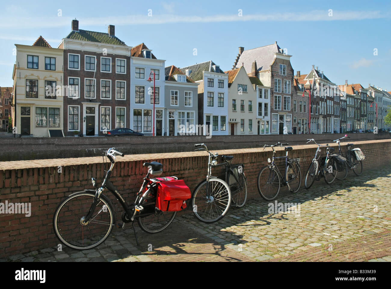 Tipiche case olandesi lungo la diga di Middelburg, Paesi Bassi Zeeland Foto Stock