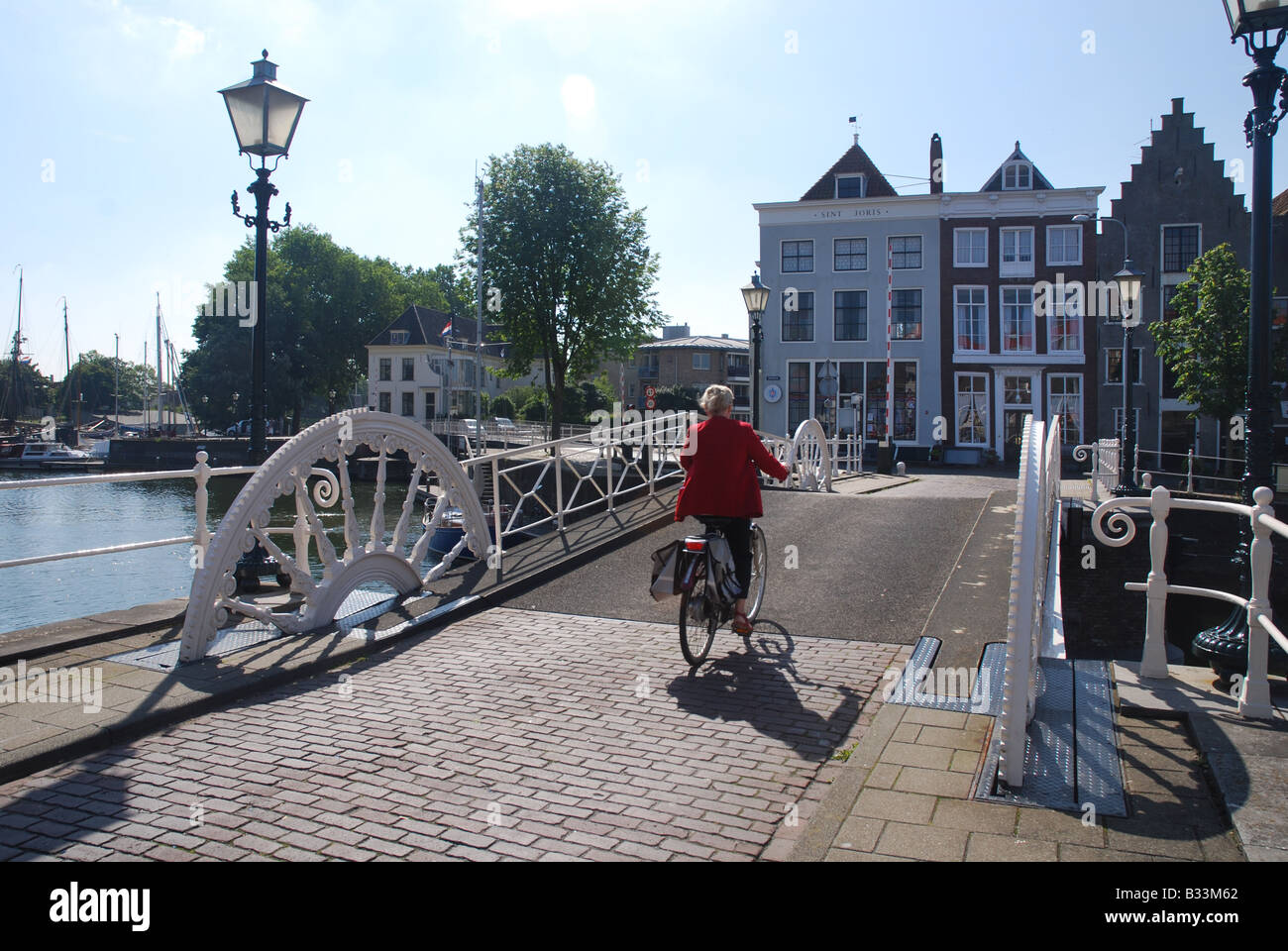 Ciclista sulla Spijcurbrug nel centro della città di Middelburg Zeeland Paesi Bassi Foto Stock