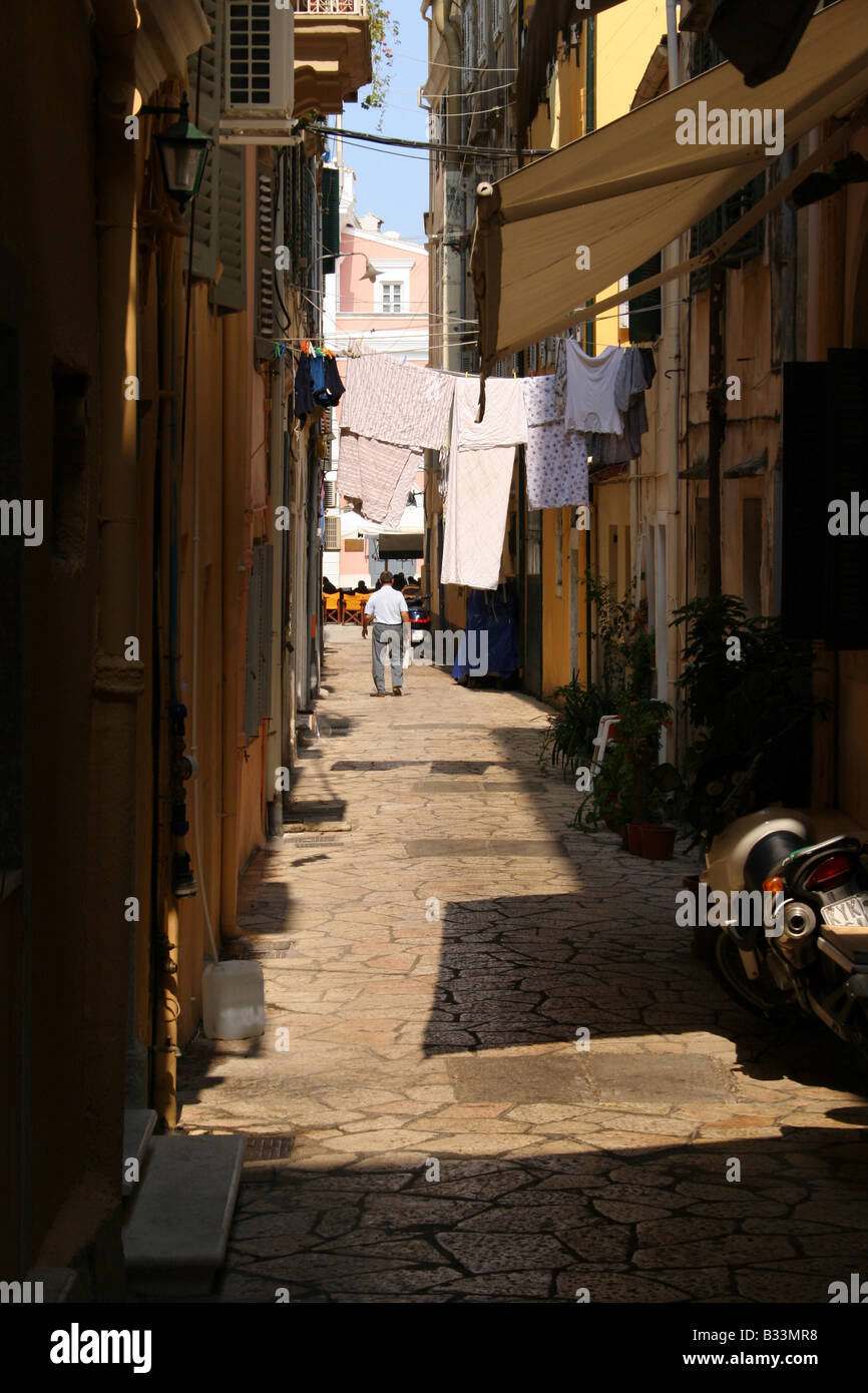 Un ombreggiato BACKSTREET IN Corfu Old Town. Greco di CORFU ISOLA del mar Ionio. Foto Stock