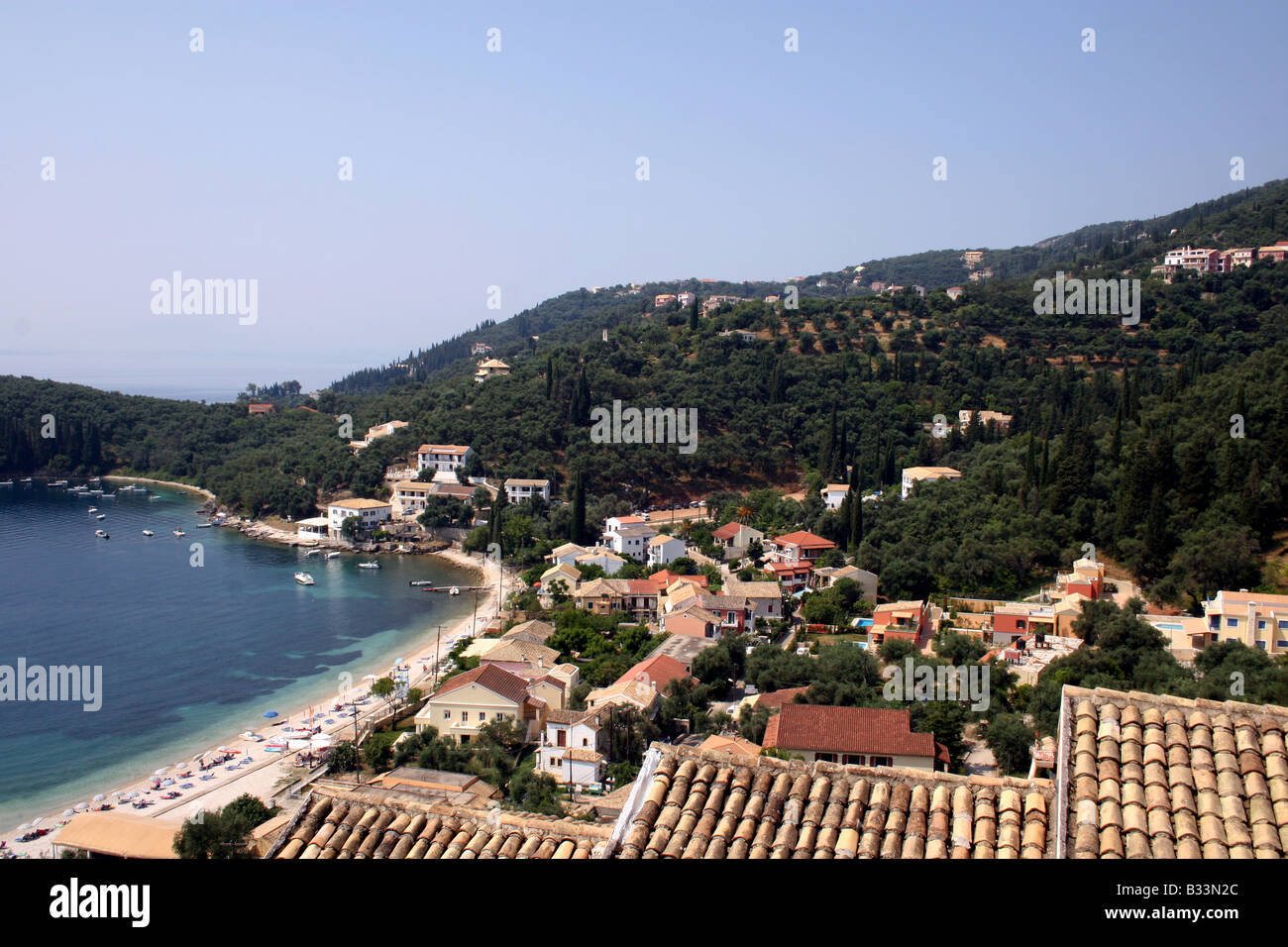 Il pittoresco villaggio di KALAMI sulla costa nordorientale di Corfù. Il greco isola del mar Ionio. Foto Stock