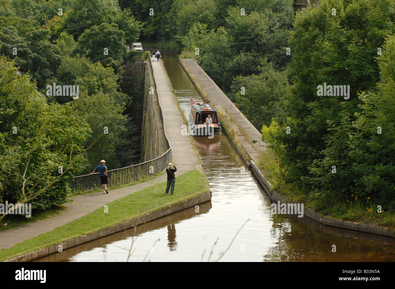 Un narrowboat attraversando il Chirk acquedotto a Llangollen Canal che colma il confine tra Inghilterra e Galles Foto Stock
