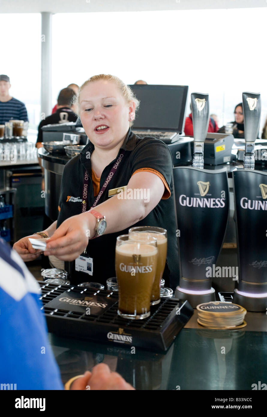 Pinte di Guinness versata nella circolare Gravity Bar in cima alla Guinness Storehouse in birreria a Dublino Foto Stock
